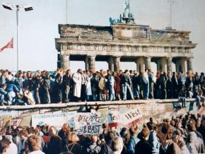 Crowds celebrate as the Berlin Wall falls