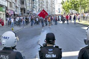 Protesters confront police on the way to Taksim Square