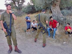 Israeli soldiers detain youth for raising the Palestinian flag in Tel Rumeida