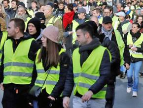 Thousands of "yellow vests" demonstrate against the Macron government in Paris